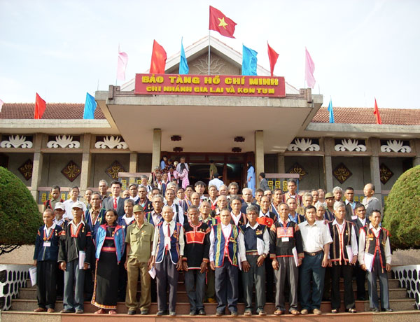 ບັນດາການເຄື່ອນໄຫວ ສະເຫຼີມສະຫຼອງ 122 ປີ ແຫ່ງວັນຄ້າຍວັນເກີດ ປະທານ ໂຮ່ຈີມິນ